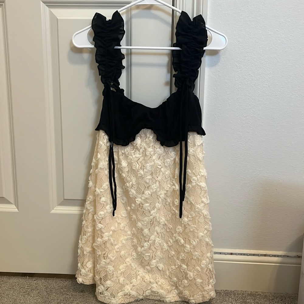 Crème/white and black dress from Parthea.